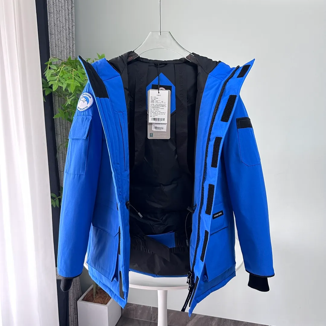 P700 CANADA GOOSE｜Canada Goose Expedition Parka｜Classic upgrade New 08 style Color: graphite gray, off-white, black, pink, navy blue, sky blue, Size: XS, S, M, L, XL, XXL, Product introduction Loose fit, multi-pocket design Larger size for free movement. 6 exterior pockets: 4 reversible front pockets, zippered side entry. There is a practical pocket on the left sleeve and a top pocket on the right sleeve. There is a drawstring on the inside of the waist and a logo patch on the back. The waist is designed with an inside drawstring, which can be adjusted to provide excellent warmth. Woven grab straps at upper back with “Expedition” logo patch • Hood with removable zipper trim, interchangeable hood trim for personalization and added protection (this jacket is not available with the classic hood trim) • Chin protection element has a tricot inner fabric for softness and comfort • Woven grab straps at upper back with “Expedition” logo patch • Internal drawstring at the waist, adjustable to provide excellent warmth •Snap-in rib knit cuffs for added comfort and optimal heat locking in •Stylish hanging inner straps allow the jacket to be carried over the shoulder, hands-free •Stowaway nylon stretch snow skirt for added protection •Two-way zipper covered fly with Velcro® snaps that unzips from the bottom for increased range of motion and breathability. A windproof fly is designed under the zipper for an extra layer of protection. • 6 exterior pockets: 4 two-way pockets on the front with top flap and Velcro® snaps, and zippered side entry. Utility pockets on left sleeve and right sleeve with top flap and velcro® snaps Internal pockets: 1 zipped pocket, 2 mesh drop-in pockets Embroidered Canada Goose logo